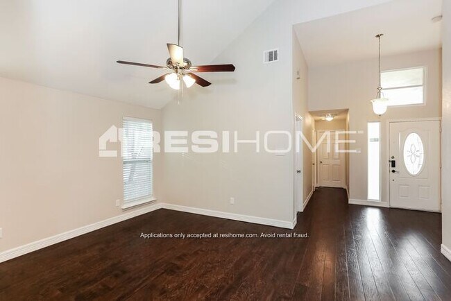 Building Photo - "Welcome Home! Get 1 month FREE RENT when ...