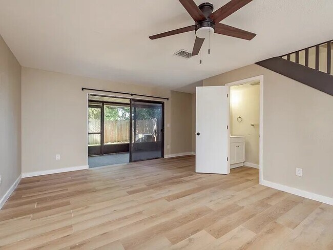 Foto del edificio - 2890 S Pines Dr