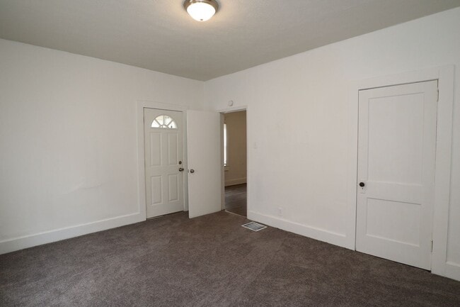 Building Photo - 2 Bedroom Indianapolis House!