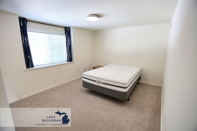 Building Photo - 18400 N Ridge Ct