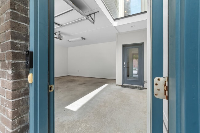 Building Photo - 212 Highland Oaks Ln