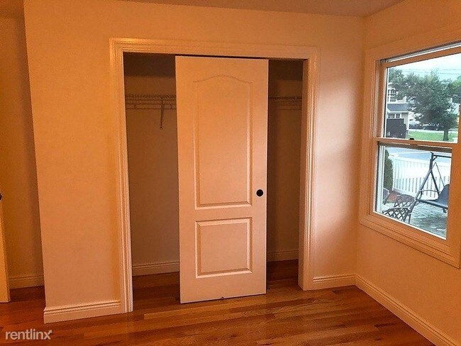 Building Photo - 2 br, 1 bath Apartment - 205 Miller Avenue 1