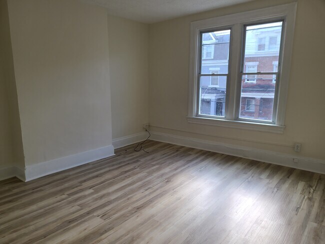Building Photo - 828 Collins Ave