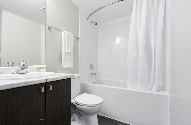 Photo du bâtiment - Master Room & Ensuite Bath - Sherbourne