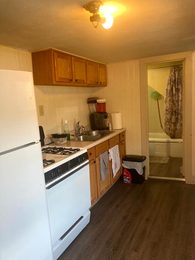 301 E Eleanor St Unit 2nd floor, Thornton, IL 60476 Apartments in