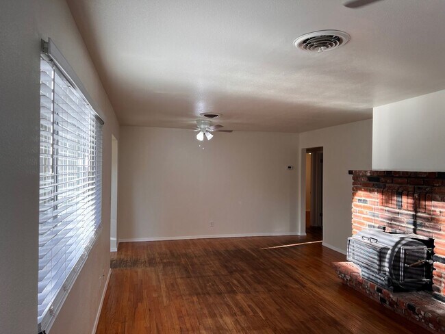 Foto del edificio - 3 Bedroom w/ Bonus Room on Westside Redding