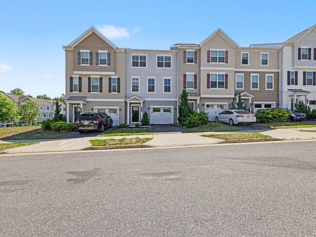 Building Photo - TOWNHOME FOR RENT
