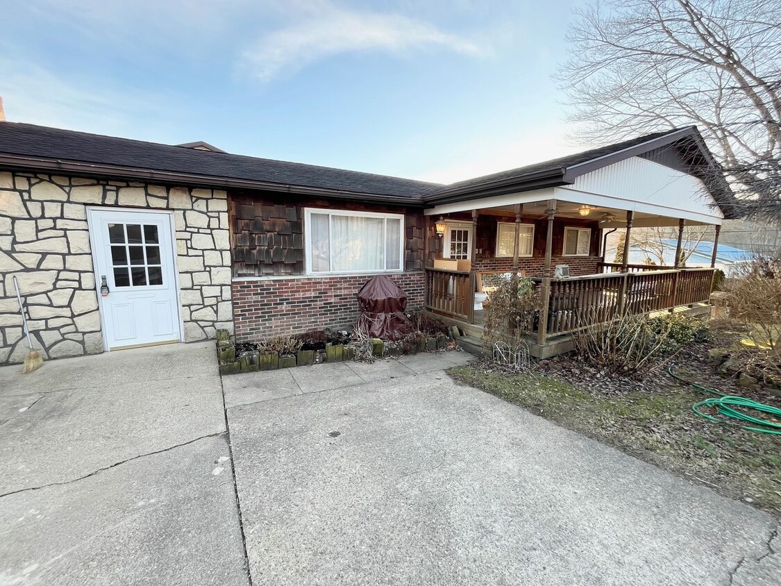 Foto principal - Spacious single family home with fenced ba...