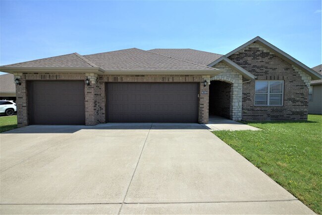 Building Photo - 4 Bedroom home with fenced backyard
