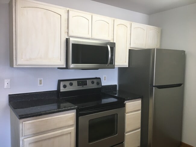 Kitchen Right - 810 E Laramie St