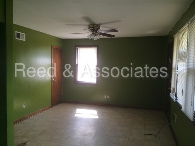 Building Photo - 1571 E Alcy Rd
