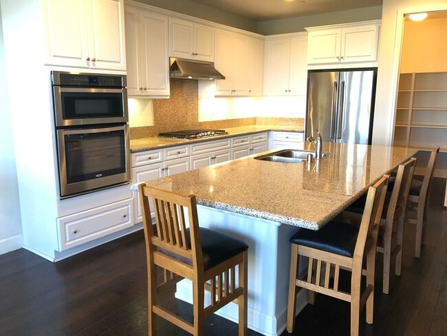 Building Photo - Stunning 4-Bedroom Home in the Desirable G...