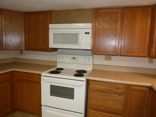 Foto del edificio - 220 N Salisbury St