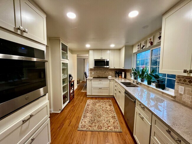 Building Photo - Newly Upgraded Brownsville 4 Bedroom Home ...