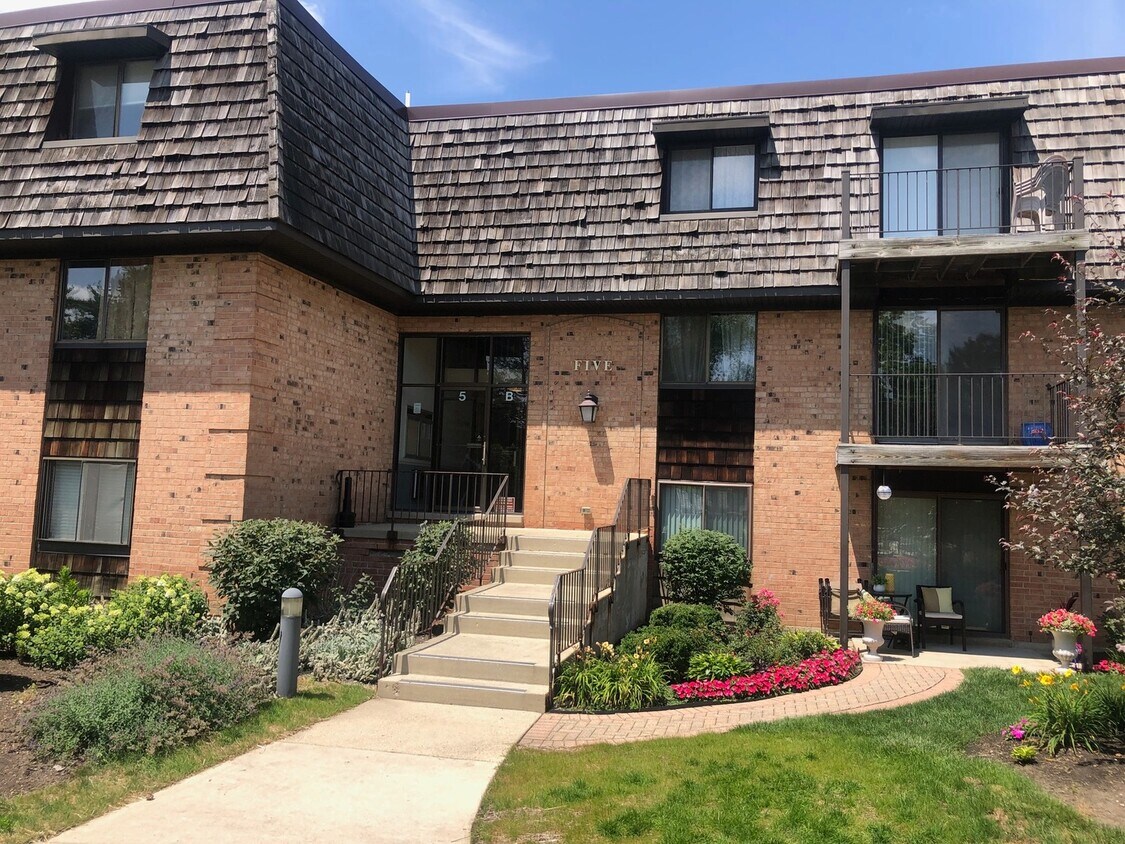 5 Oak Creek Dr Unit 2109, Buffalo Grove, IL 60089 Condo for Rent in
