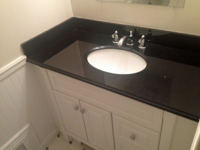 Foto del edificio - Thurston/East Springfield partially updated duplex