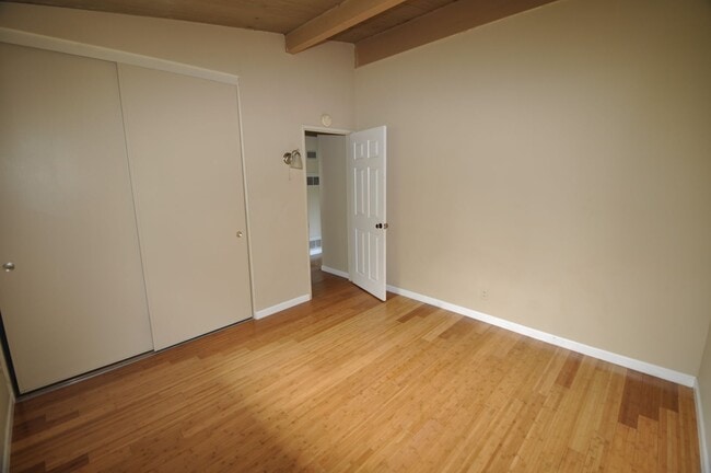 Building Photo - 121 W Arrellaga St