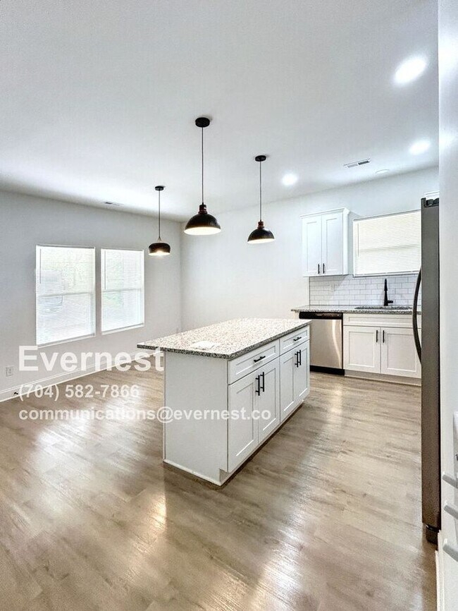 Building Photo - 411 S Spargo St
