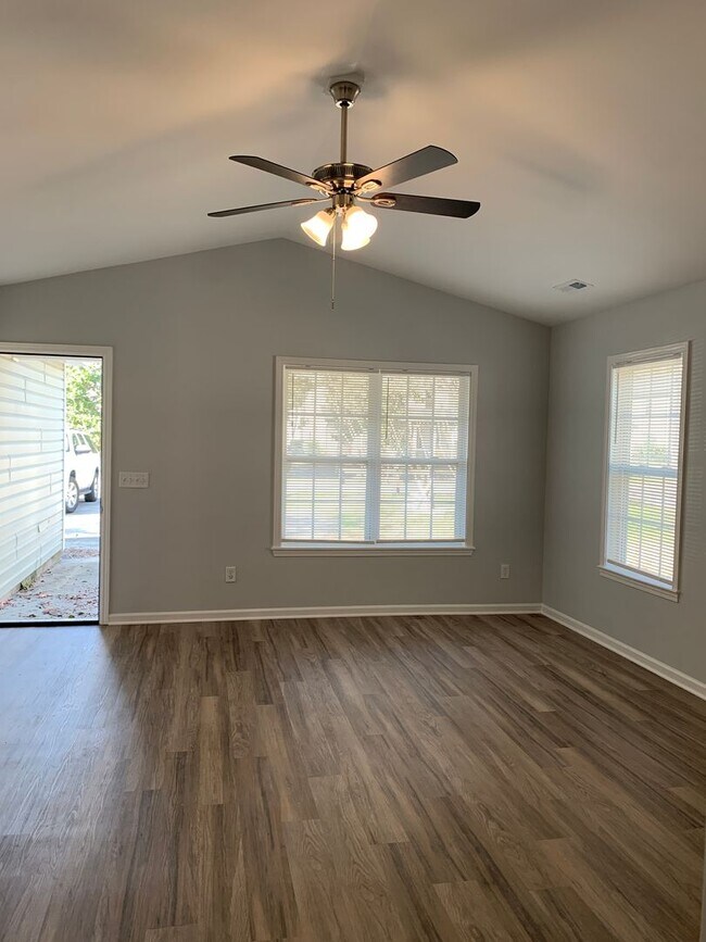 Building Photo - 3 Bedroom 2 Bath Renovated House Available Now on Park Avenue