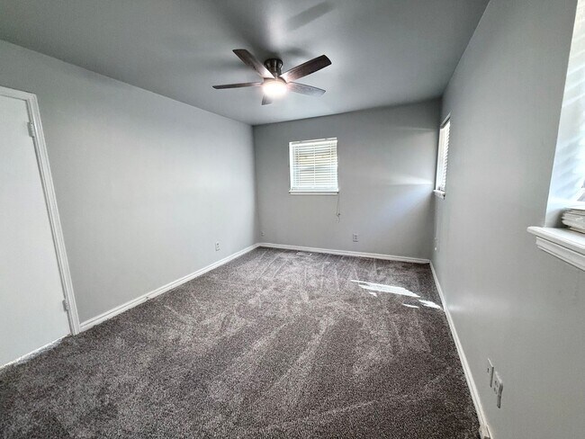 Foto del edificio - Charming 3 BD 1.5 BA w/ Bonus Room in the ...