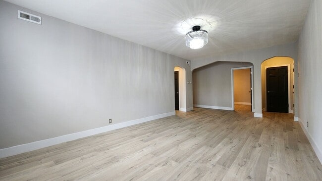 Building Photo - 6616 Alamo Ave