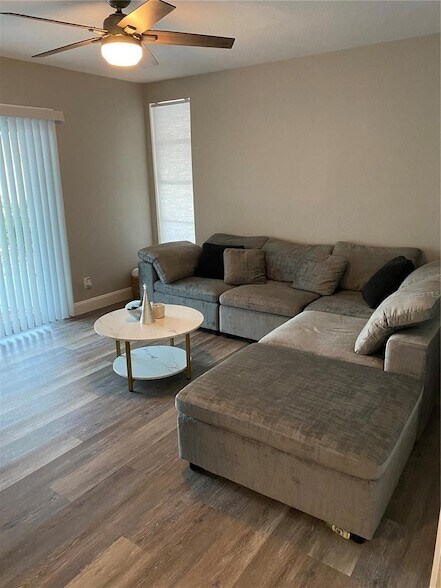 Foto del edificio - 7014 Glenview Dr