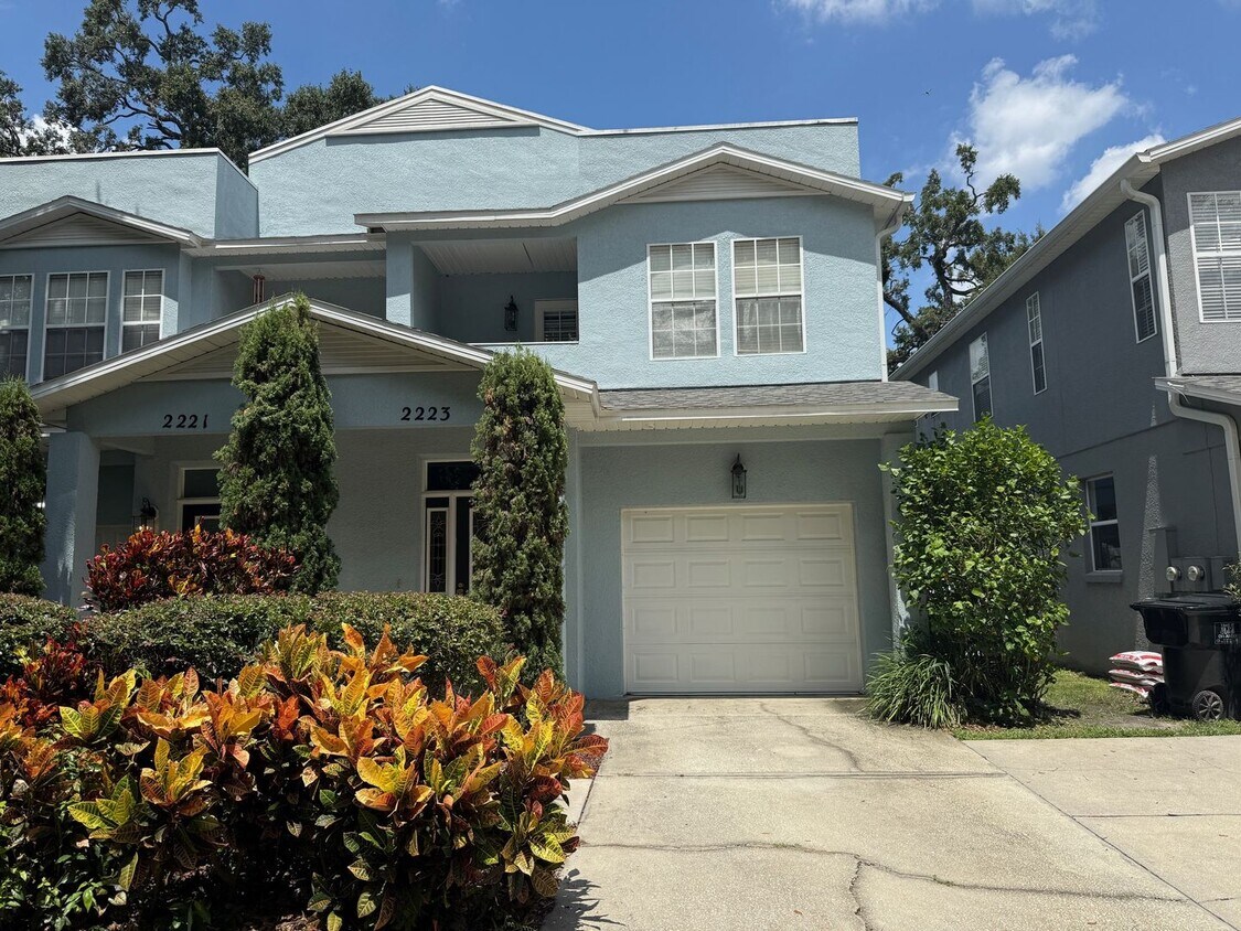 Foto principal - 3 Bed/2.5 Bath, 2 Story Townhouse in Summi...