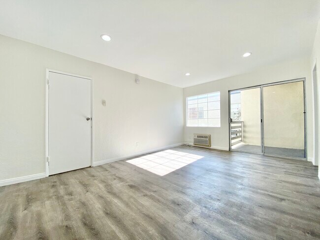 Building Photo - 245 N Ridgewood Plz