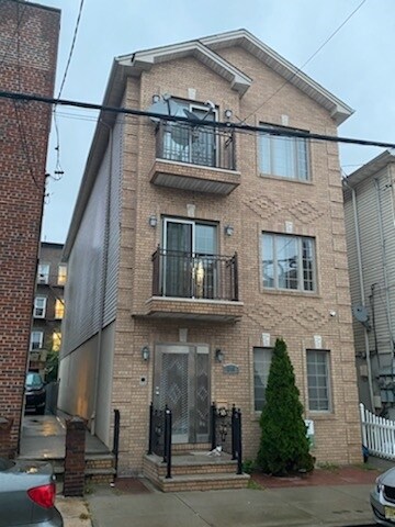 Building Photo - 216 South St