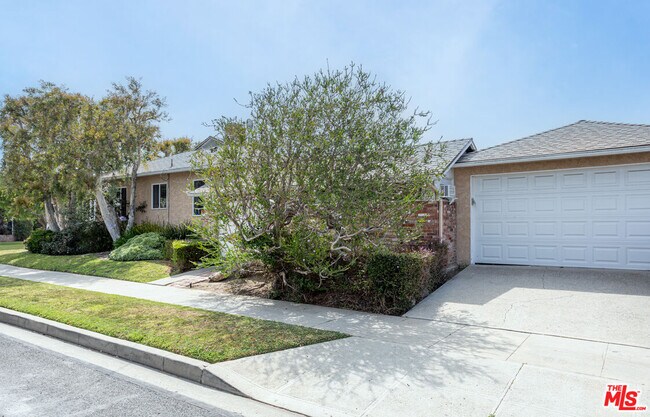 Building Photo - 5107 Westwood Blvd