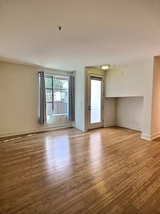 Building Photo - Beautiful 1 Bedroom Condo with Large Patio