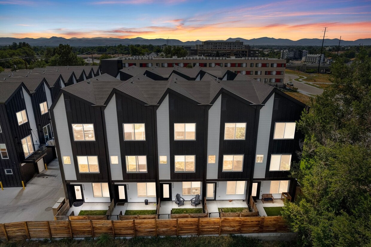Gorgeous 3 bedroom, 4 bathroom townhome mi... - Gorgeous 3 bedroom, 4 bathroom townhome mi...