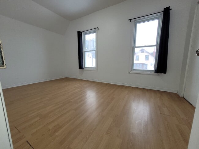 Building Photo - 343 Dufferin St