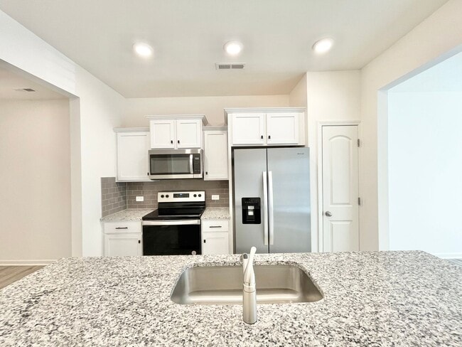 Building Photo - 2 br 2.5 ba  Charming townhome community  ...