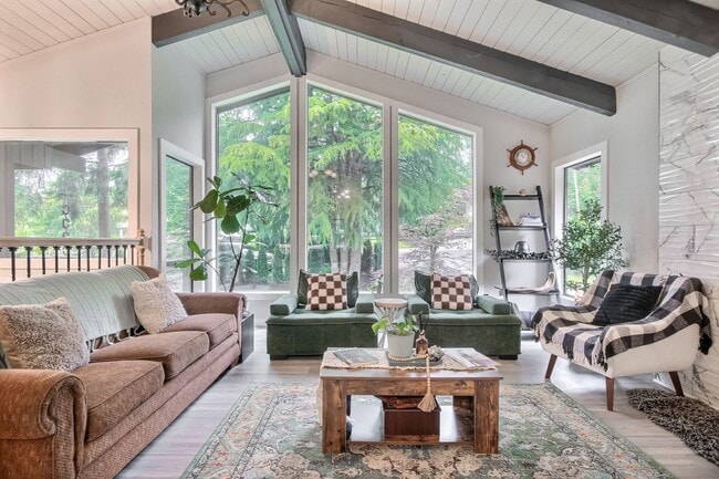 Building Photo - Stunning Home in Lake Stevens
