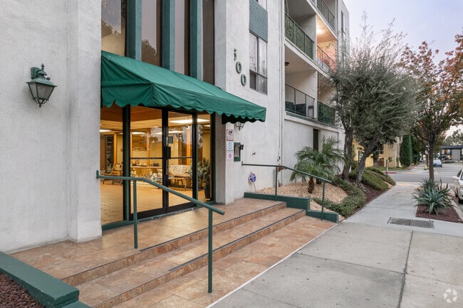 Entrance - 500 Jackson Pl