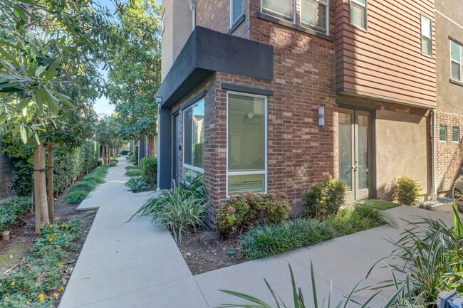 Building Photo - Contemporary Multi-Level Townhouse with Ro...