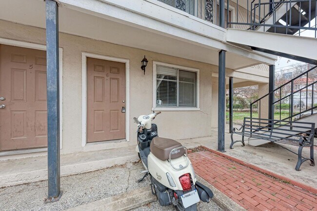 Foto del edificio - 2 month lease cute 1-1 blocks from campus and 1 block from UT shuttle