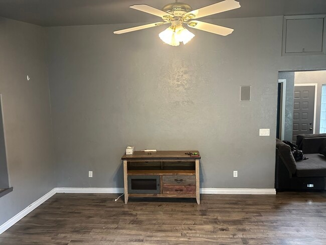 Foto del edificio - 524 Silcott Ct