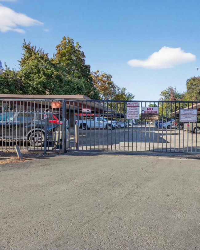 Estacionamiento techado cerrado - 4332 Pacific Ave