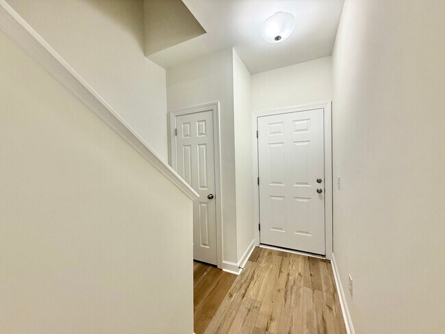 Foto del edificio - Newly Remodeled 3BD, 3BA Raleigh Townhome ...