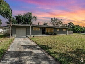 Building Photo - 1885 Golfview Dr