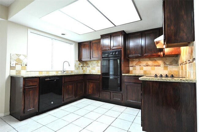 Foto del edificio - 2115 Braesmeadow Ln