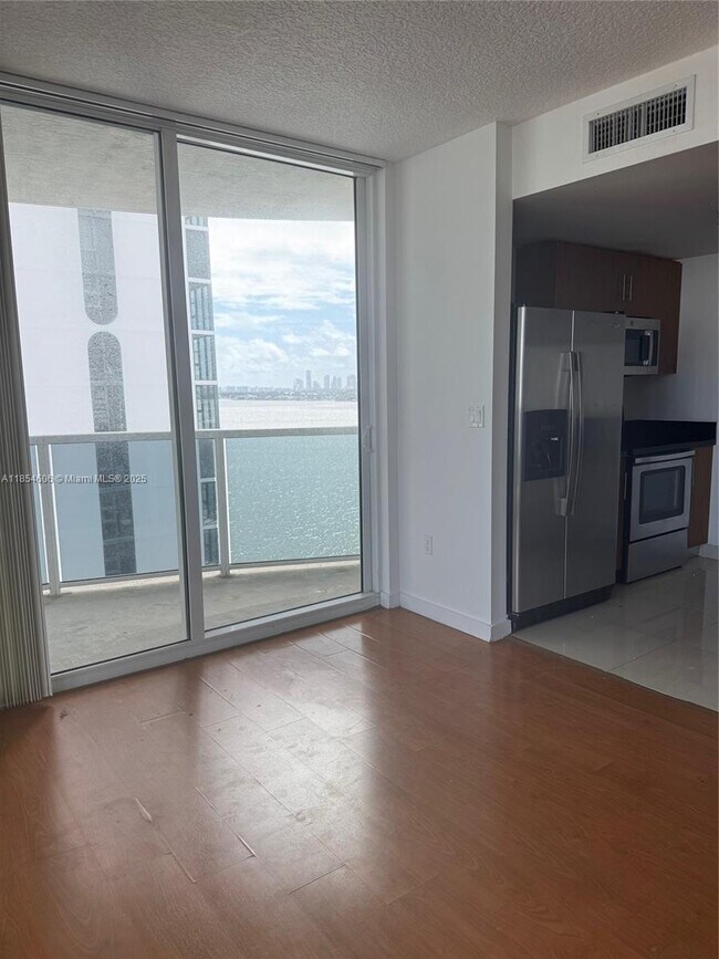 Foto del edificio - 601 NE 23rd St
