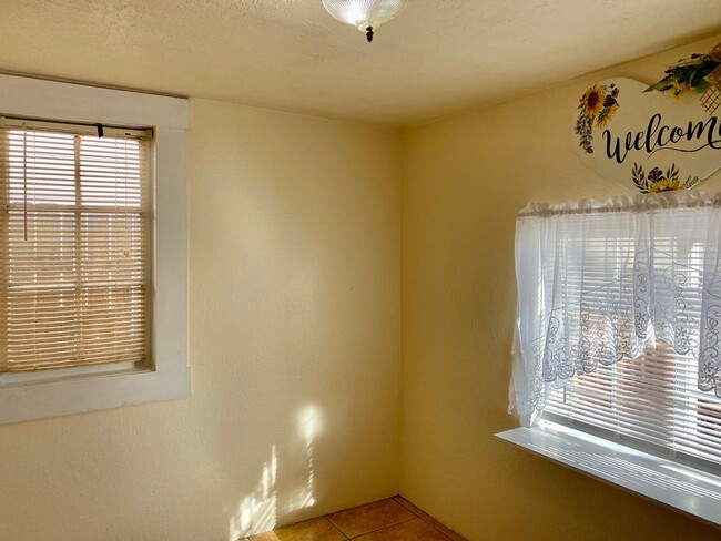 Building Photo - 2 bedroom, 1 bathroom house, fenced yard, ...