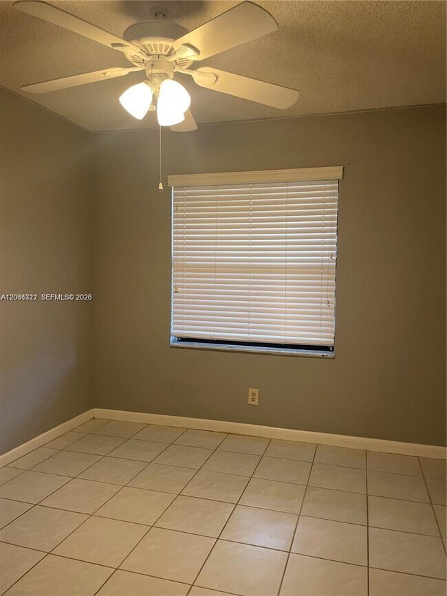 Foto del edificio - 7250 Golf Colony Ct