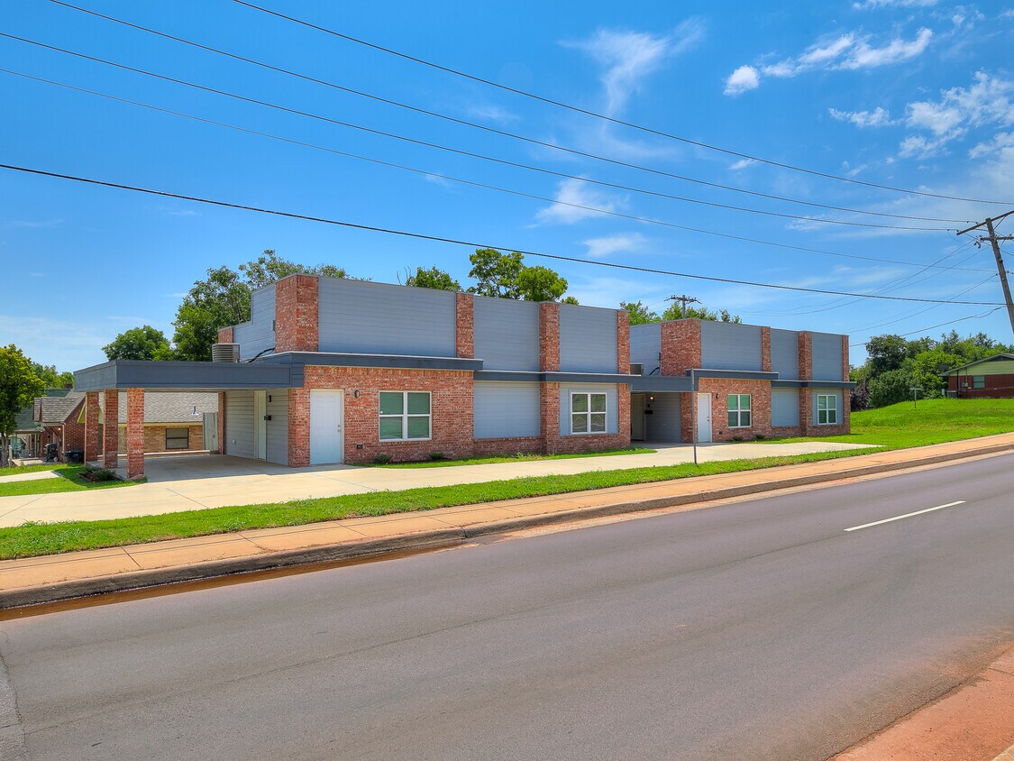 Primary Photo - 1000 NE 10th St