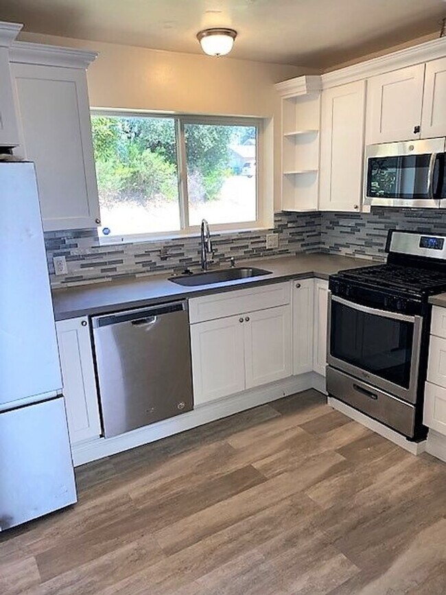 Foto del edificio - Spacious Home in Shasta Lake City!!