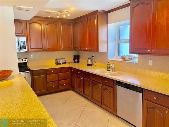 Building Photo - 3430 Galt Ocean Dr