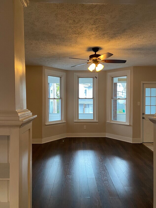 living room door opens to private porch - 1511 12th St